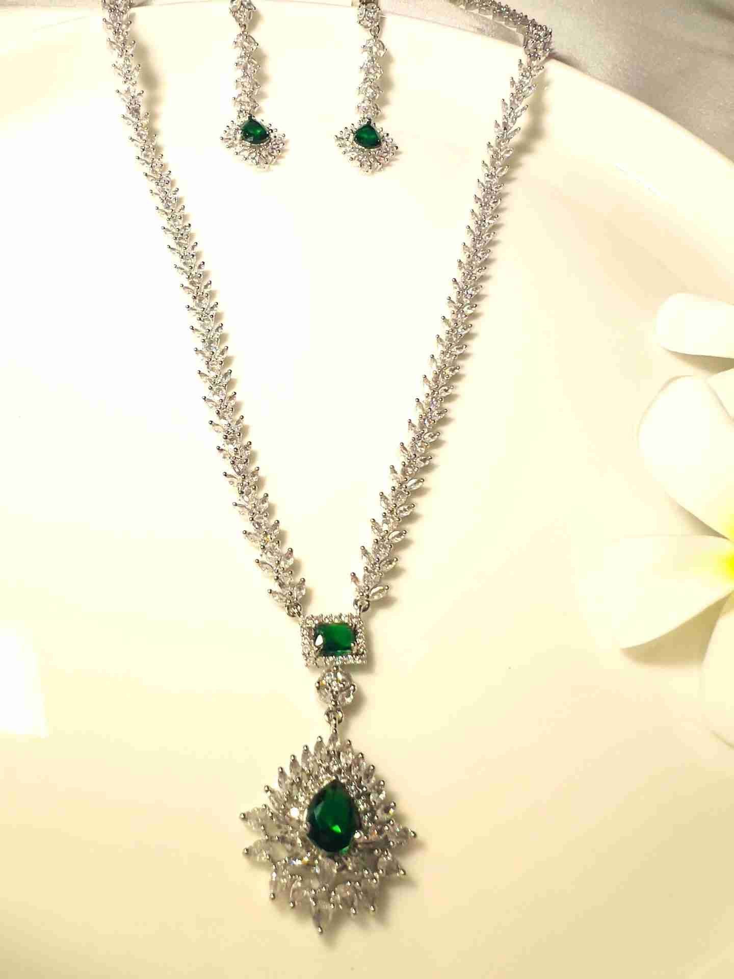 LE CHARIS EMERALD DIAMOND NECKLACE SET jewellery in 24K gold plating | XAGO Luxe