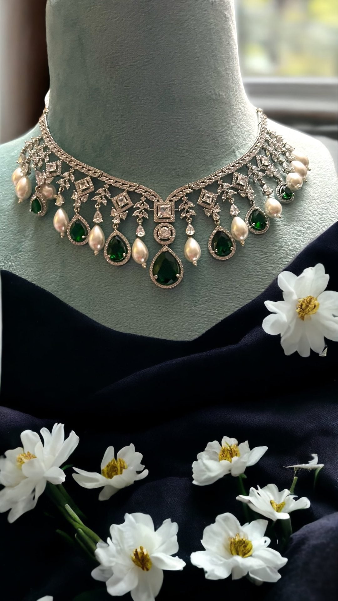 LE ATHENIA DIAMOND AND PEARL NECKLACE SET jewellery in 24K gold plating | XAGO Luxe