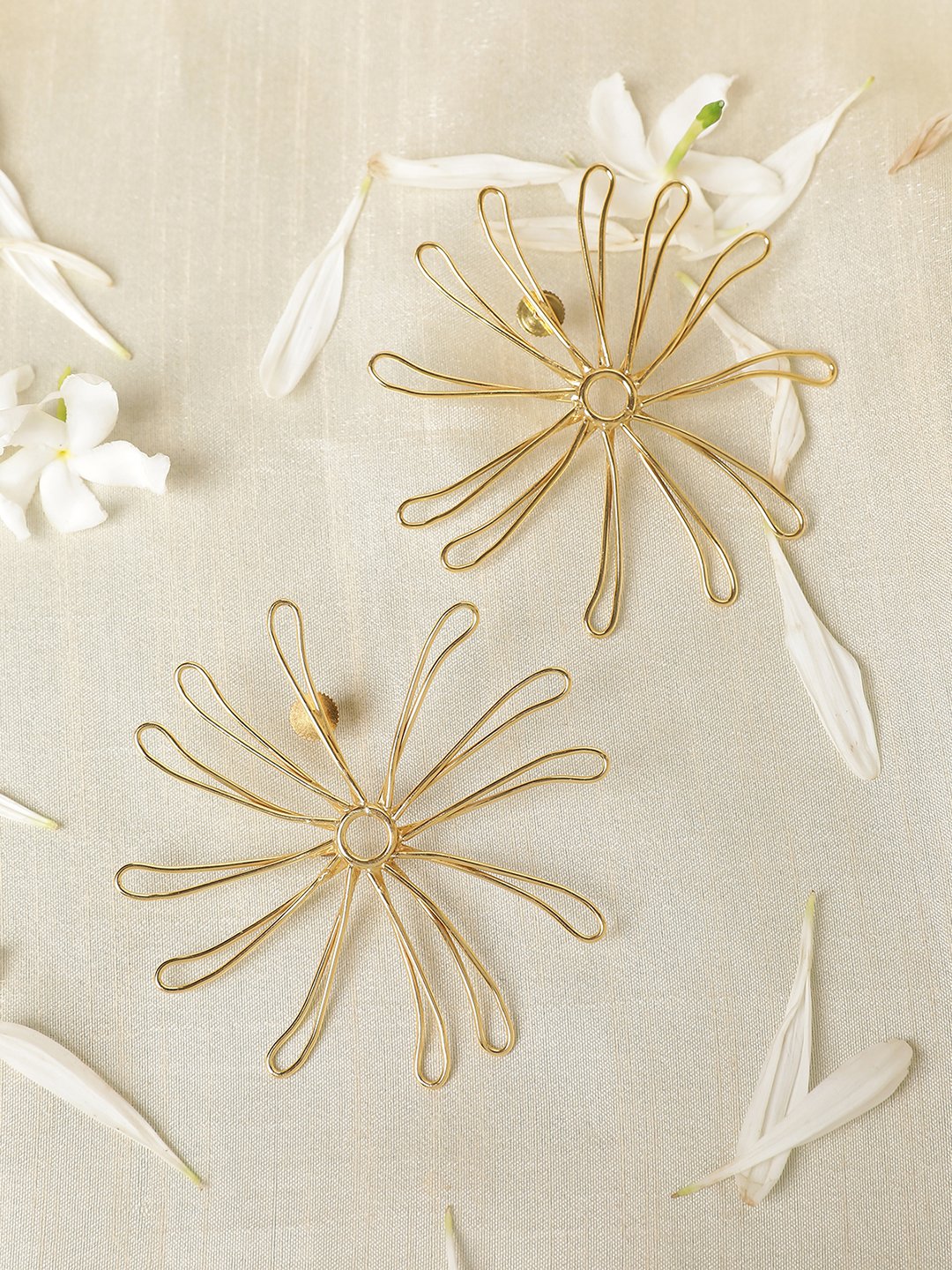 SUFIA STUDS EARRINGS jewellery in 24K gold plating | XAGO Luxe