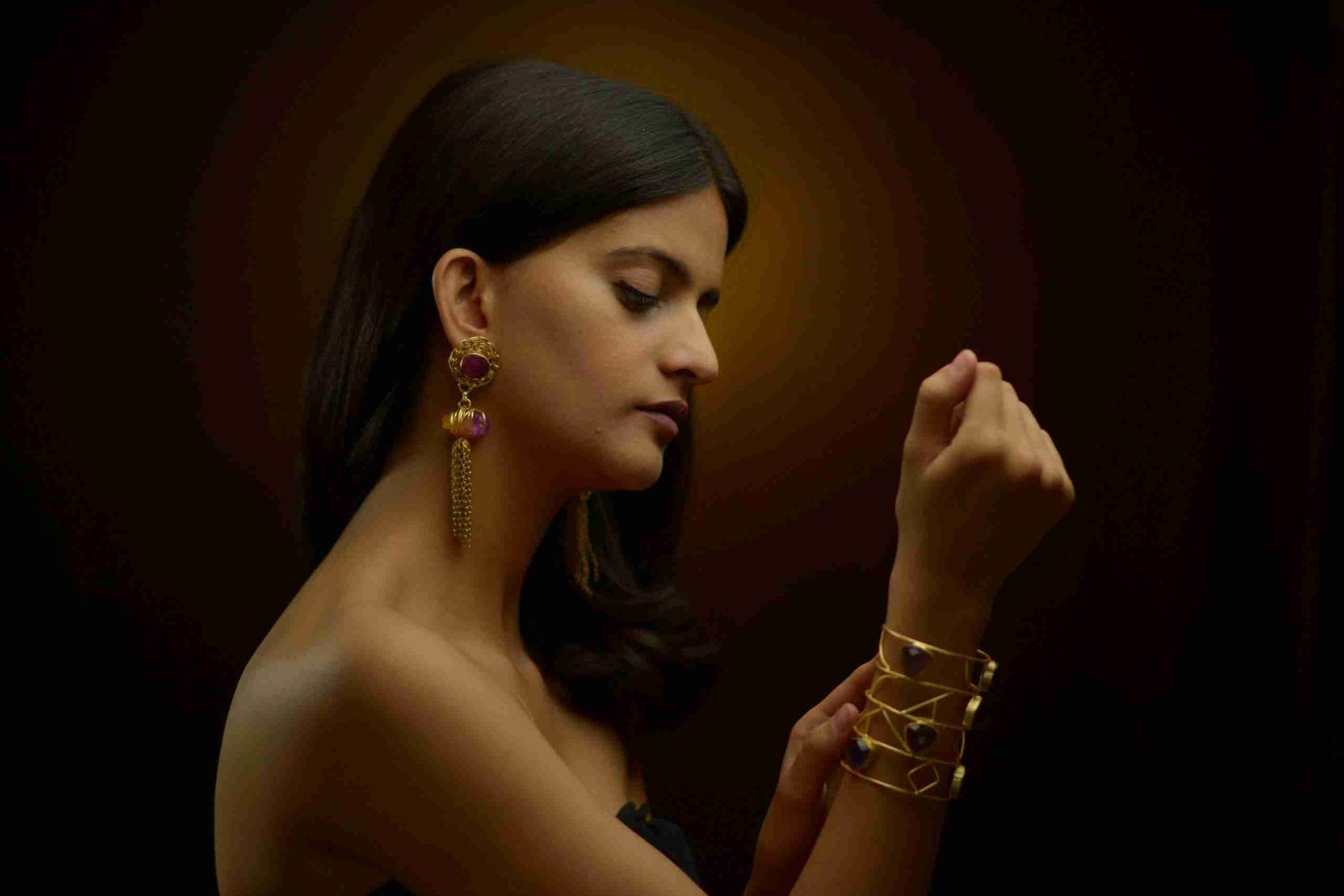 XAGO GOLD TONED AMETHYST CUFF BRACELET AMETHYST CUFF BANGLE AMETHYST JEWELLER jewellery in 24K gold plating | XAGO Luxe