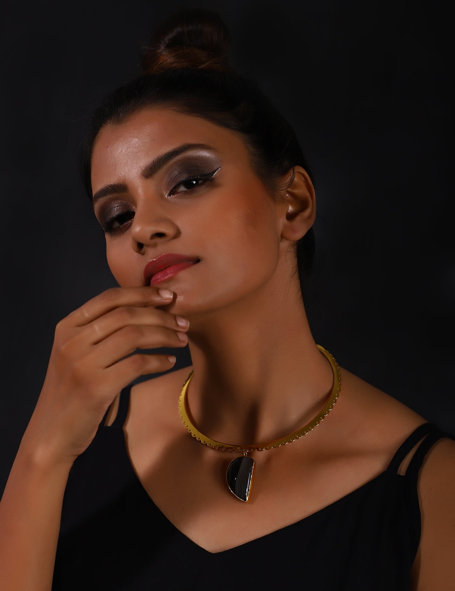 ADELIA GOLD TONED NECKLACE WITH BLACK AGATE DROP