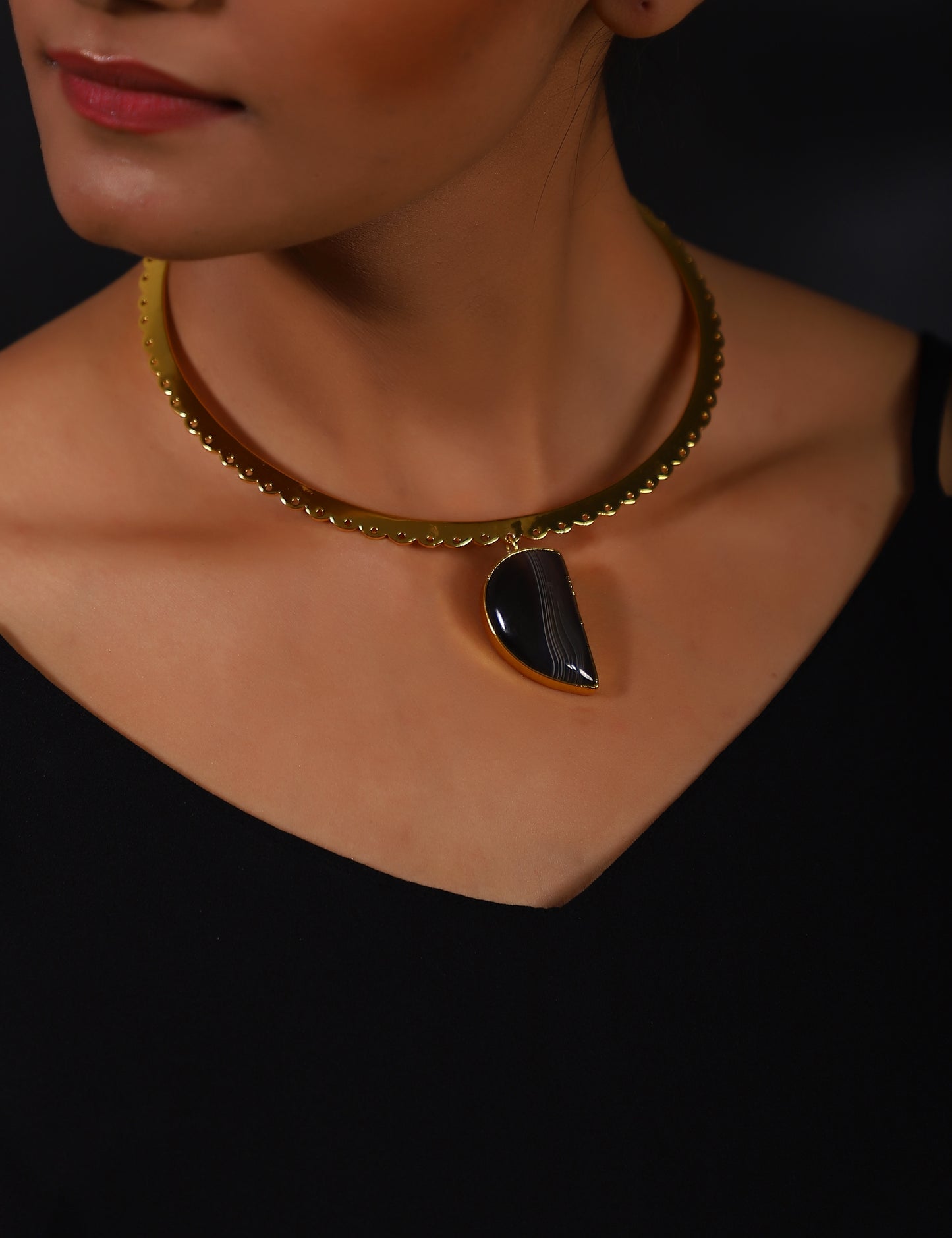 ADELIA GOLD TONED NECKLACE WITH BLACK AGATE DROP