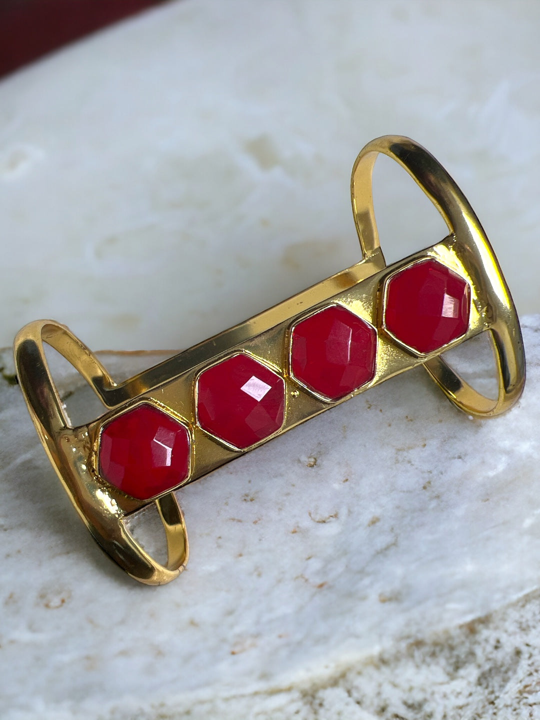 ONEAT GOLD TONED BRACELET WITH RED ONYX STONE jewellery in 24K gold plating | XAGO Luxe