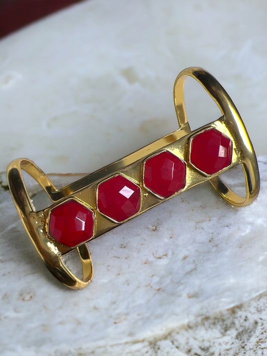 ONEAT GOLD TONED BRACELET WITH RED ONYX STONE jewellery in 24K gold plating | XAGO Luxe