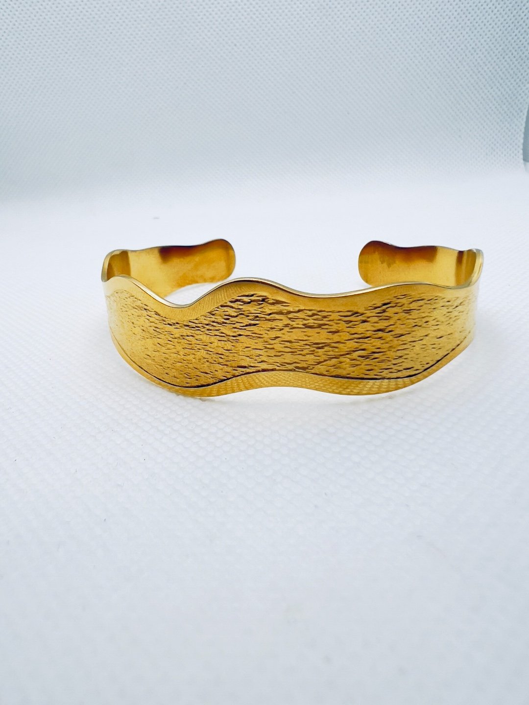 LA ARCA WHITE STONE GOLD HANDCUFFS BRACELET jewellery in 24K gold plating | XAGO Luxe