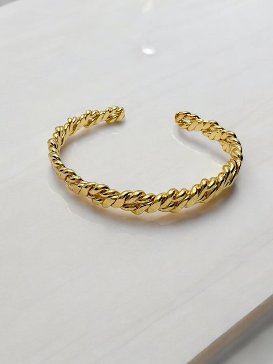 LE COMO GOLD PLATED CUFF BRACELET jewellery in 24K gold plating | XAGO Luxe