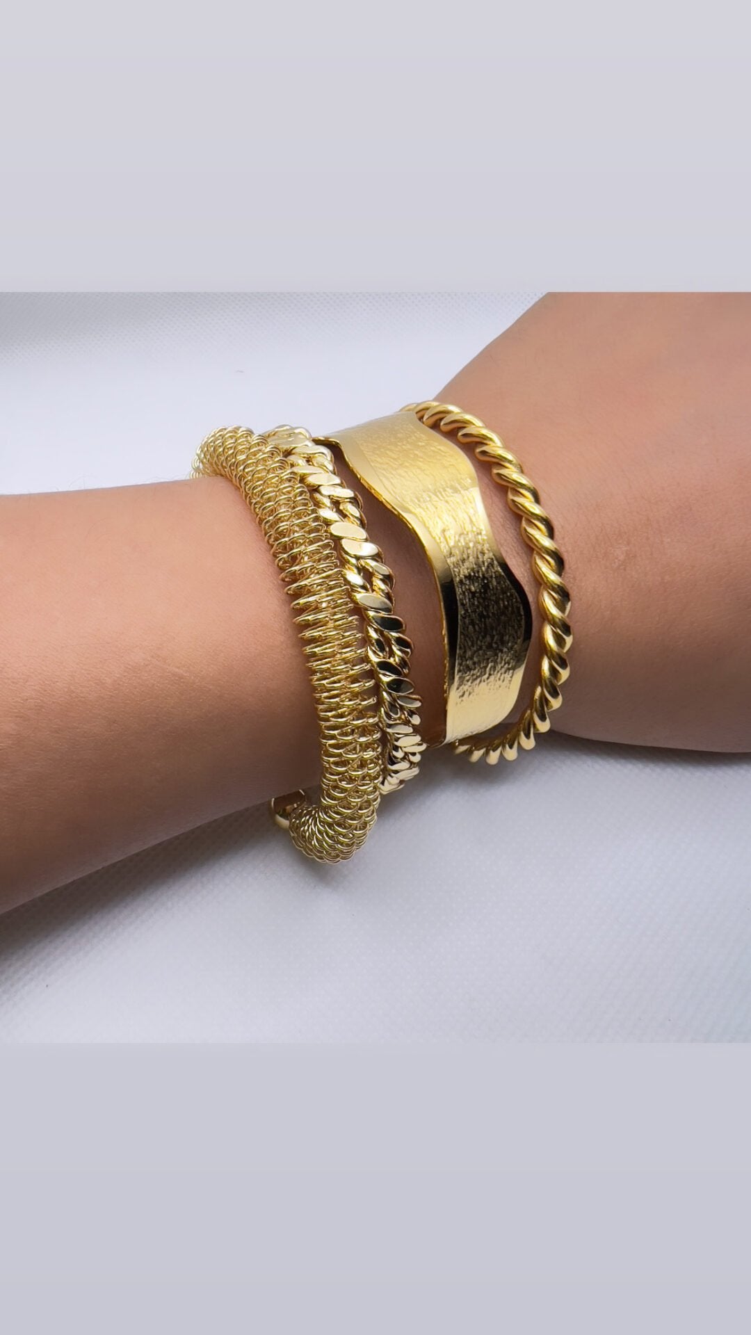 LE VALENCIA STACKABLE HANDCUFFS jewellery in 24K gold plating | XAGO Luxe