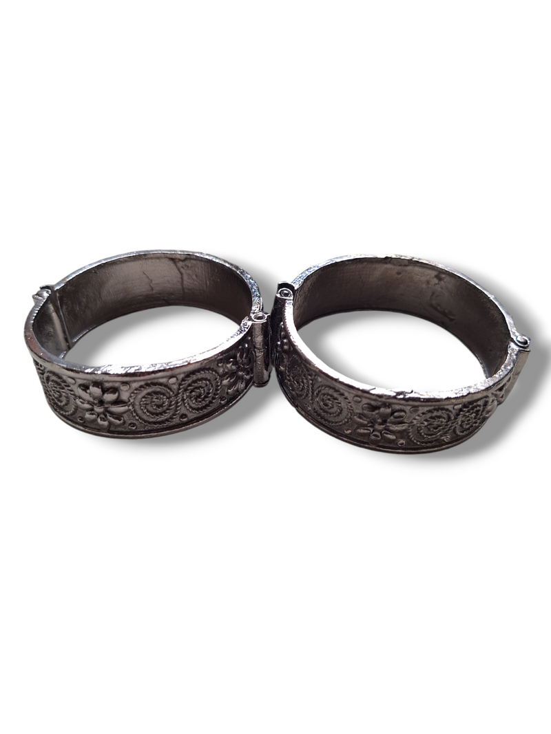 LE BERYL SAT OF 2 SILVER PLATED CUFF BRACELET jewellery in 24K gold plating | XAGO Luxe
