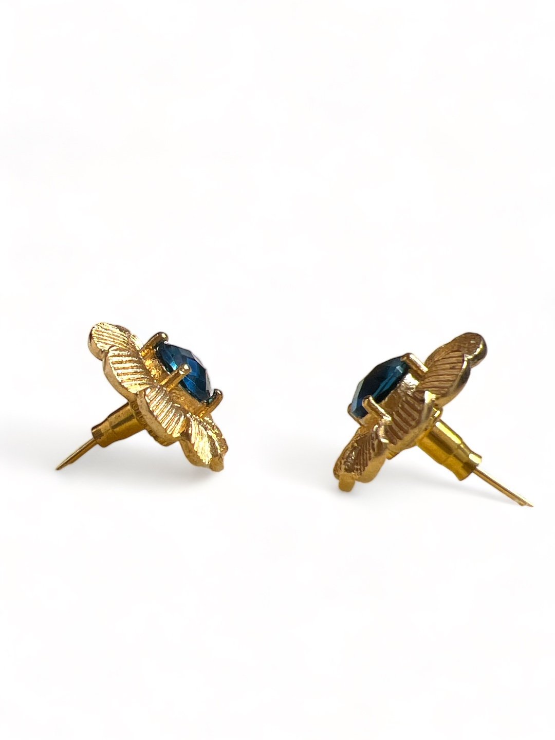 GOLD TONED BLUE FLORAL SHAPED STUD EARRING