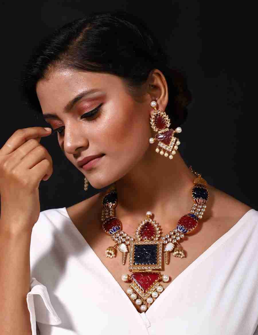 MONARCH GOLD PLATED NECKLACE SET WITH CARVED STONE - Image 2