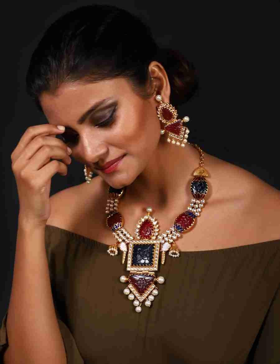 MONARCH GOLD PLATED NECKLACE SET WITH CARVED STONE - Image 3