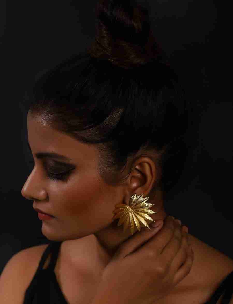 MANYA GOLD TONED BIG STUD - Image 2