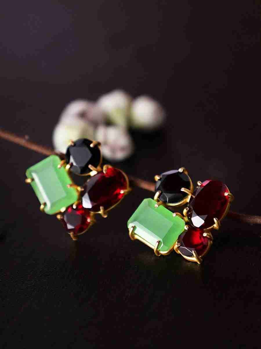 OLALLA GREEN CHACLEDONY, BLACK ONYX AND GARNET STUDS - Image 4