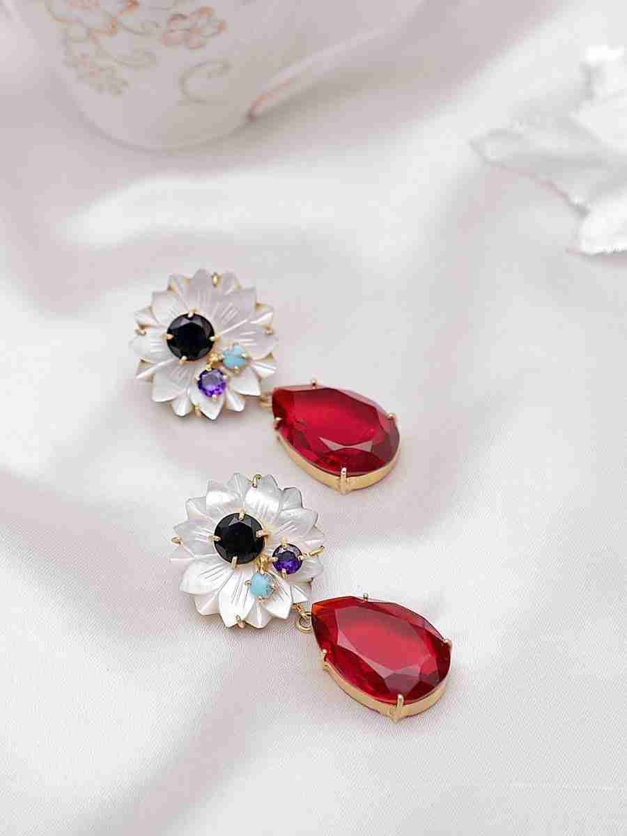 KARASI BLACK ONYX, GARNET AND MOTHER OF PEARL CONVERT EARRINGS - Image 4