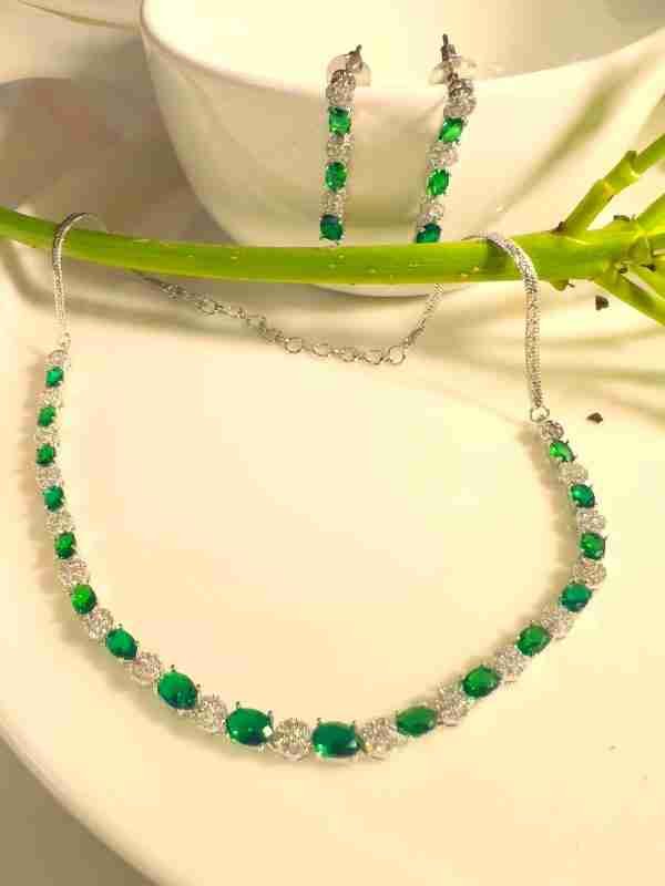 Elegant Emerald Diamond Necklace Set