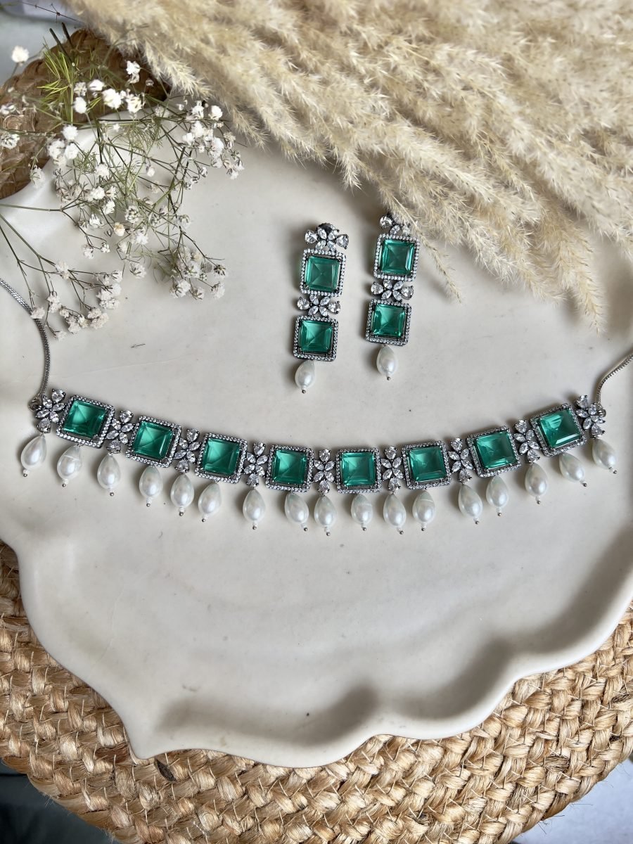 LE DIONYSUS EMERALD, DIAMOND AND PEARL NECKLACE SET