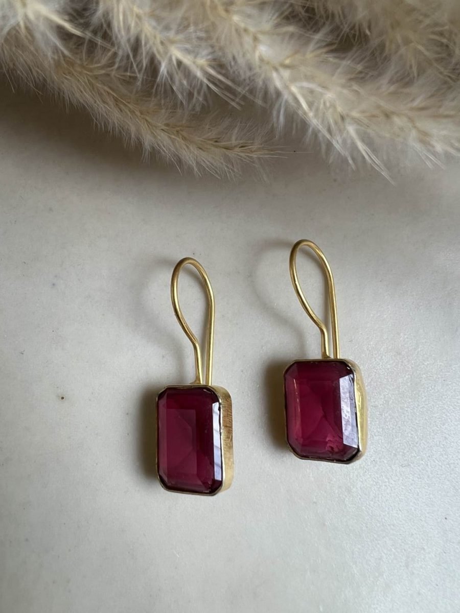 GOLD PLATED PINK SQUARE SHAPED STUD EARRING