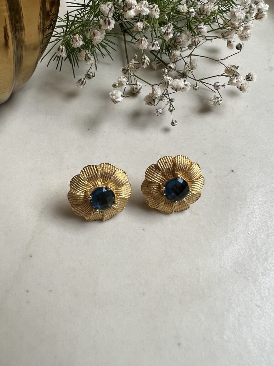 GOLD TONED BLUE FLORAL SHAPED STUD EARRING