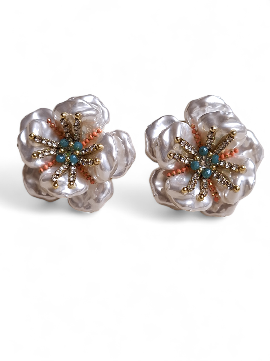 LE LOLA WHITE AND GOLD, FLORAL SHAPE STUDE EARRINGS - Image 3