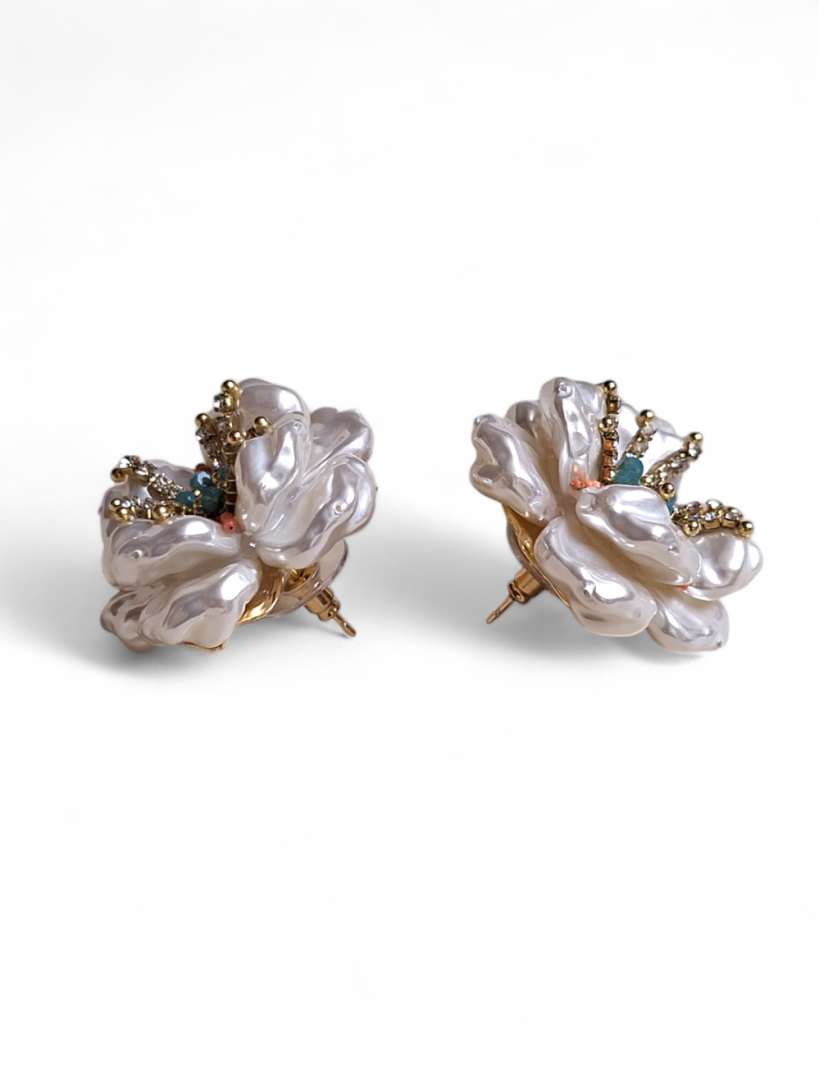 LE LOLA WHITE AND GOLD, FLORAL SHAPE STUDE EARRINGS - Image 4